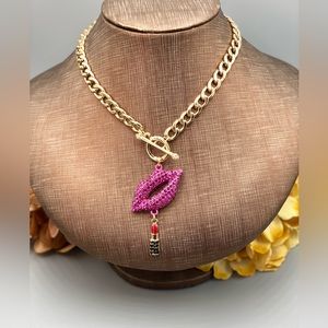 Cherie New York NWT beautiful Sparkly pink and gold Lips Necklace with earrings!